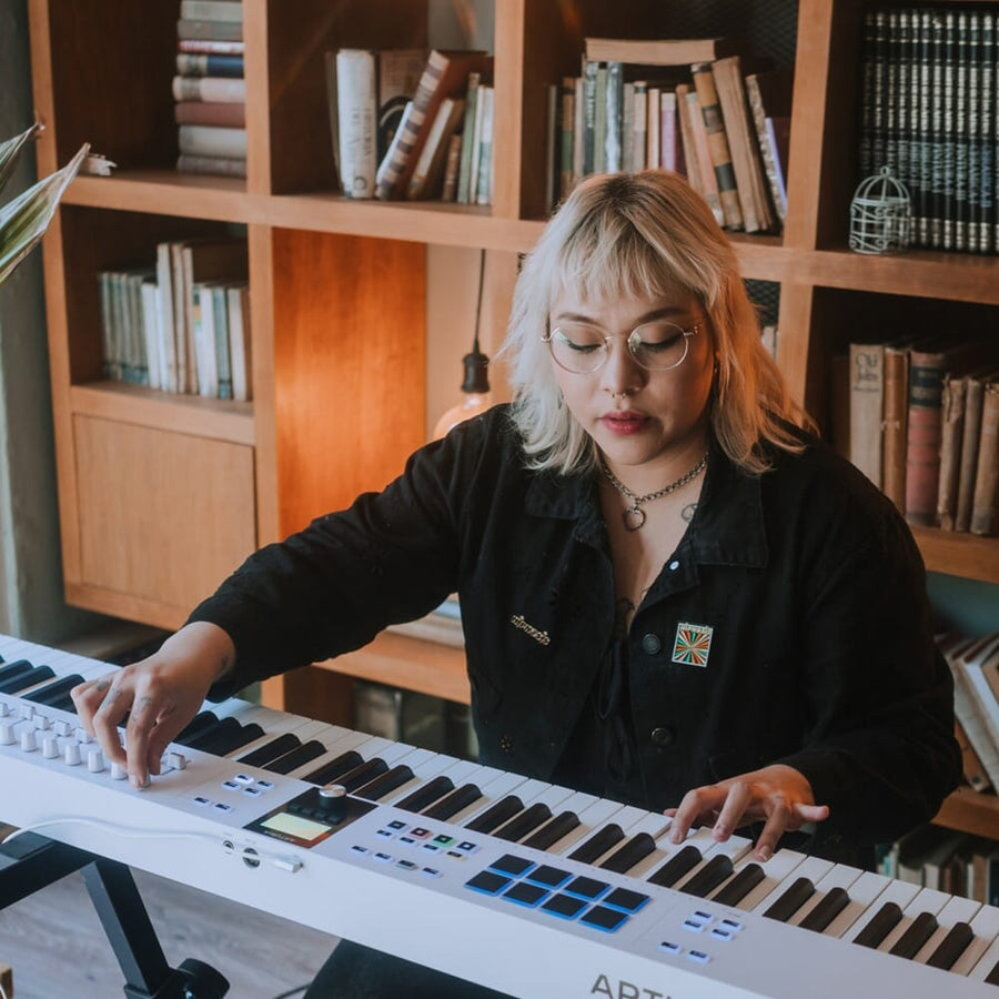 Arturia KeyLab Essential 88 MK3 White Midi Controller Keyboard + Komplete Select