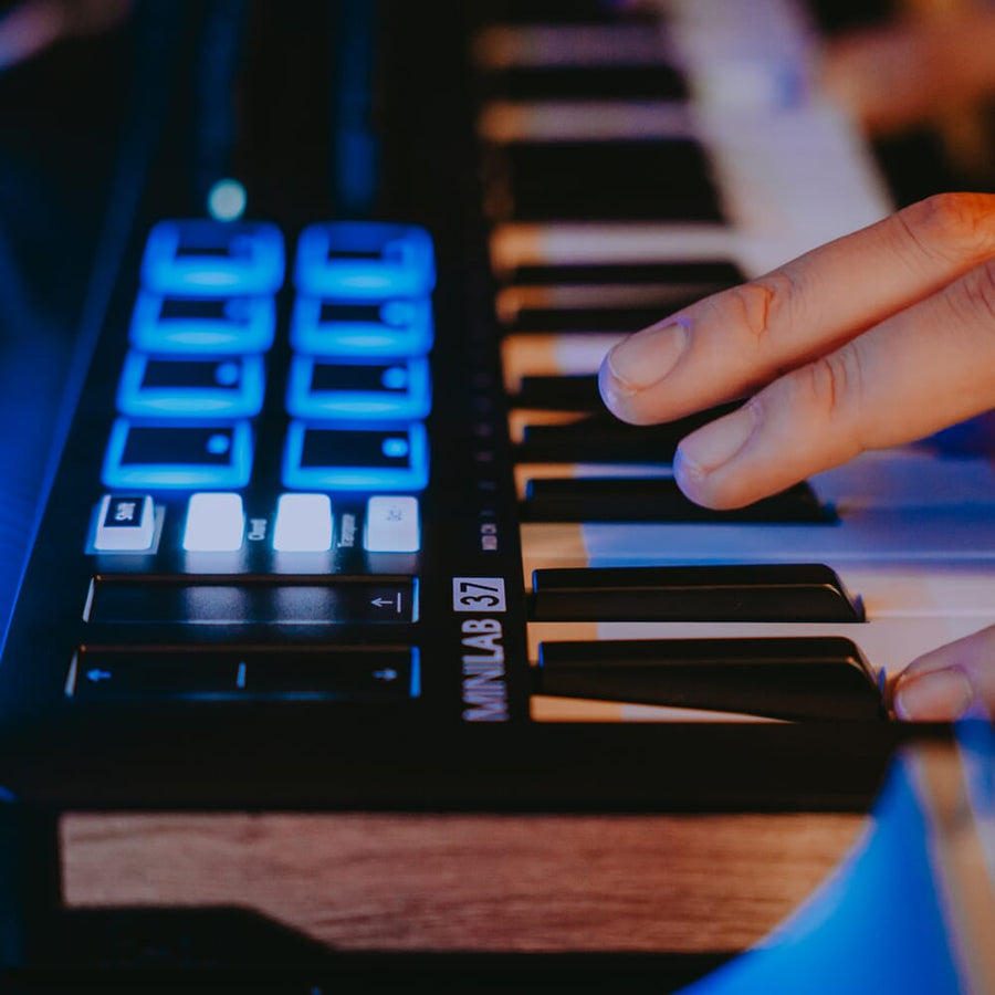 Arturia MiniLab 37 Black, USB Controller Keyboard + Komplete Select