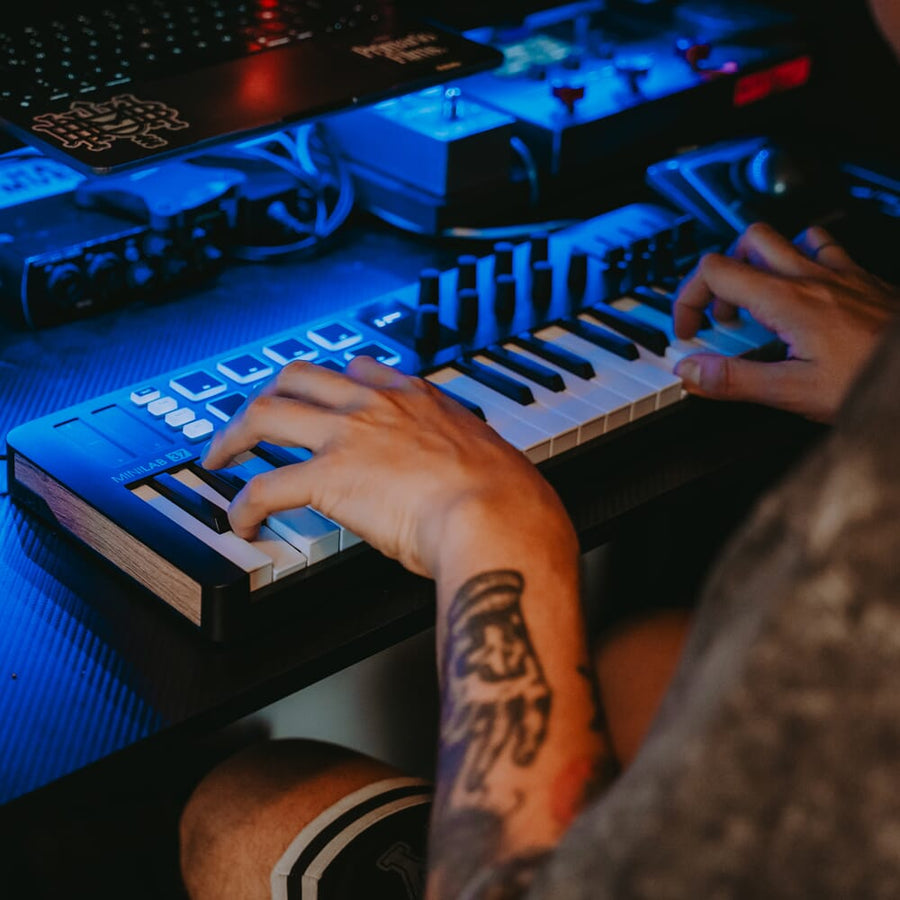 Arturia MiniLab 37 Black, USB Controller Keyboard + Komplete Select