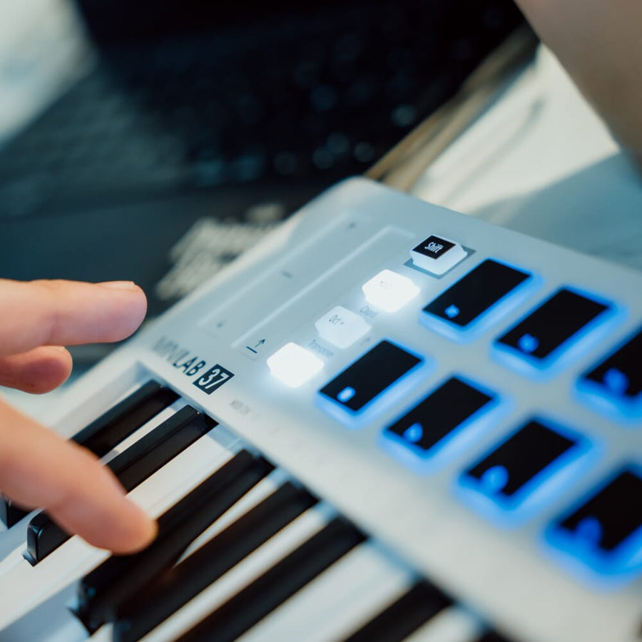Arturia MiniLab 37 White, USB Controller Keyboard + Komplete Select
