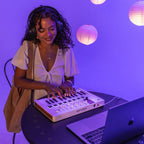 Arturia MiniLab MK3 White 25 Key USB Controller Keyboard + Komplete Select