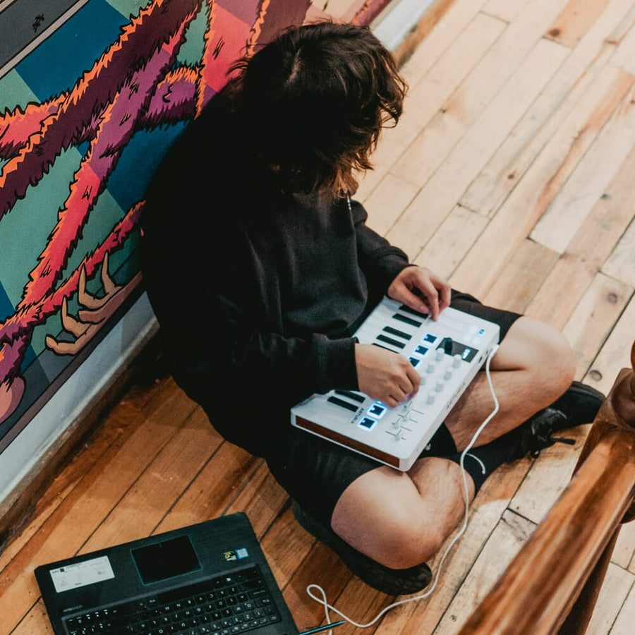 Arturia MiniLab MK3 White 25 Key USB Controller Keyboard + Komplete Select
