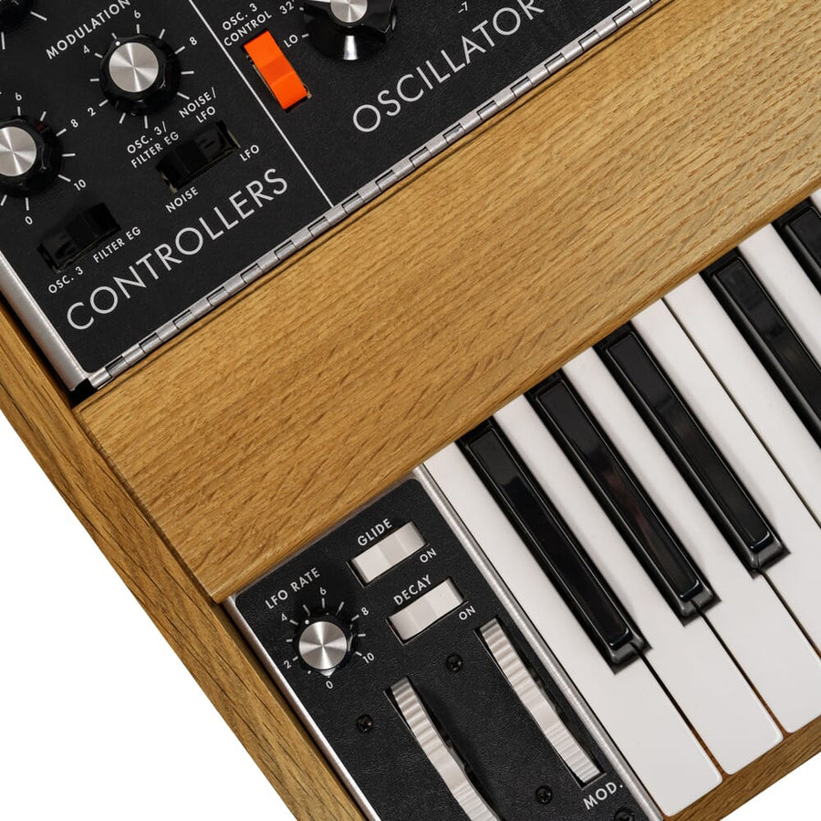 Moog Minimoog Model D Tribute Edition, Legendary Analogue Synthesizer (White Oak)